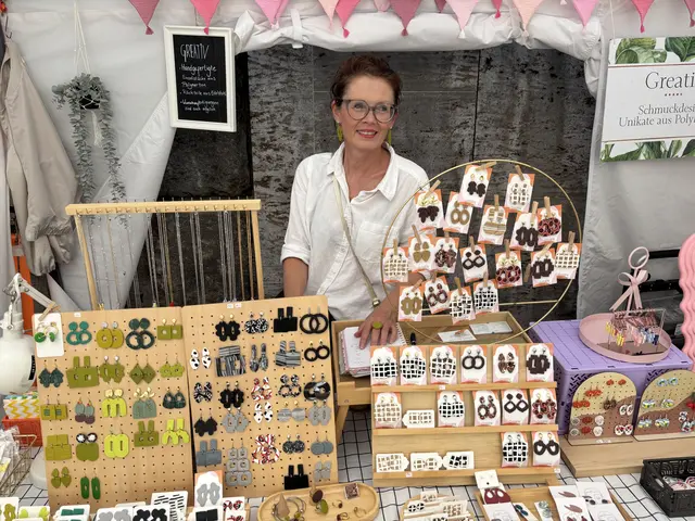 "Greativ": Gre Zolle-Meurs aus Wernberg fertigt wunderschönen Schmuck aus Polymerton.  | Foto: meinbezirk.at/Birgit Gehrke