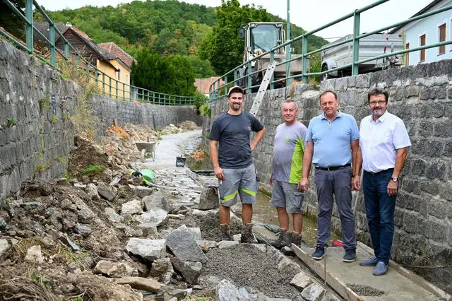 Bei einer Vor-Ort-Besichtigung machten sich Julian Hauser, Gerald Leitner, Robert Lochner sowie Bürgermeister Gerhard Lentschig ein Bild. | Foto: Langstadlinger / Stadtgemeinde Horn