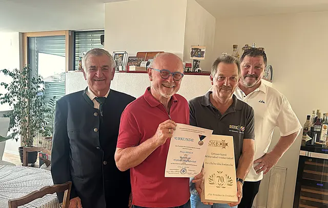 Der Jubilar Peter Kraus mit ÖKB-Kassier Erich Wallisch, ÖKB-Schriftführer Horst Höfner und ÖKB-Obmann Josef Kohzina. | Foto: ÖKB
