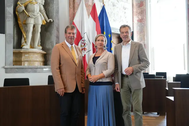(v. li.) Landtagspräsident Jakob Wolf, Landesvolksanwältin Doris Winkler-Hofer und Innsbrucks Vizebürgermeister Georg Willi verständigten sich bei einem Gespräch im Landhaus auf eine gemeinsame Lösung für die weitere Bearbeitung von Anfragen zur Wohnungsvergabe in Innsbruck. | Foto: Tiroler Landtag/Oswald