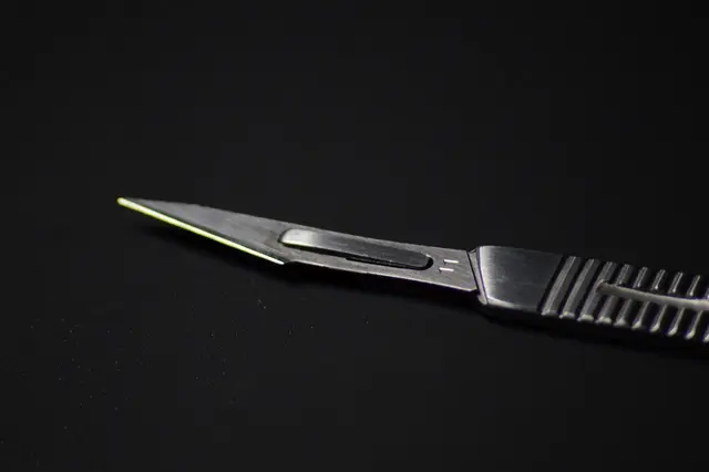 Hinter dem Kloster in Vomp soll eine 12-Jährige von zwei Jugendlichen angegriffen und mit einem Messer bedroht worden sein. Die Polizei konnte eine der beiden Tatverdächtigen mittlerweile ausforschen. | Foto: Pixabay/Adam Brożyński