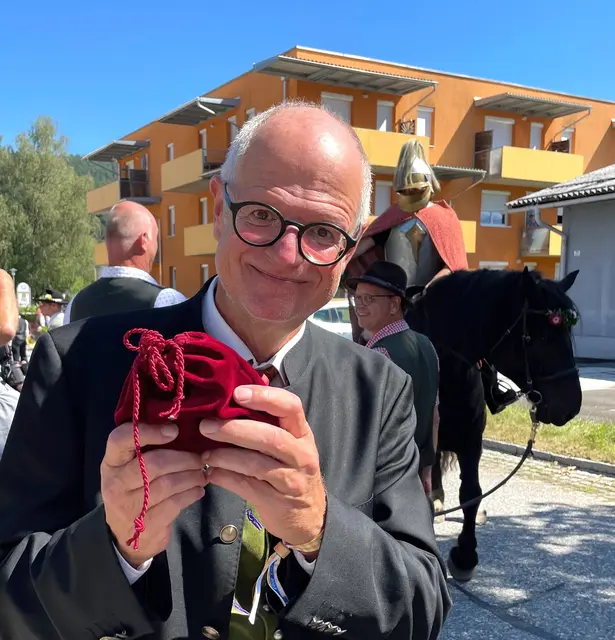 Der Marktmeister hütet auch den "roten Samtbeutel" mit dem Pachtzins, der im Rahmen des Festumzuges vom Bürgermeister an die Stadtpfarre Bleiburg übergeben wird. | Foto: MeinBezirk.at/Petra Lammer