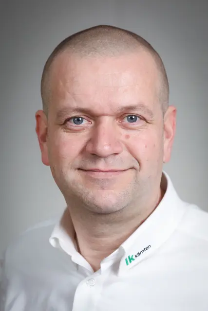 Siegfried Quendler, Leiter des Obst- und Weinbauzentrums der Landwirtschaftskammer Kärnten, führt die vielen Früchte auf die hohe Zahl überlebender Blüten zurück. | Foto: Krivograd Peter