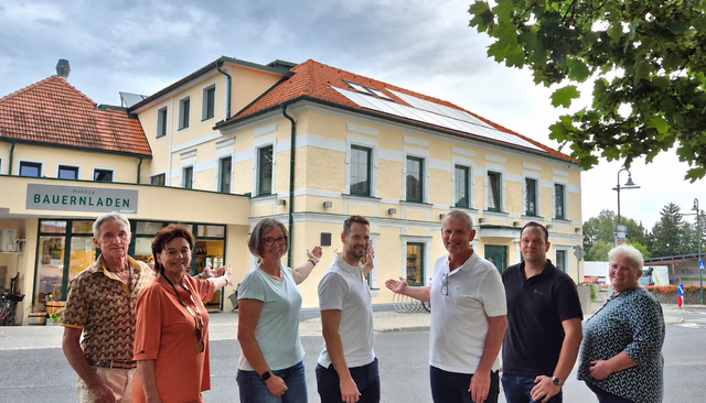 Mieter, Hausherr und ausführende Firma freuen sich über ein gelungenes Werk. | Foto: Stadt Mank