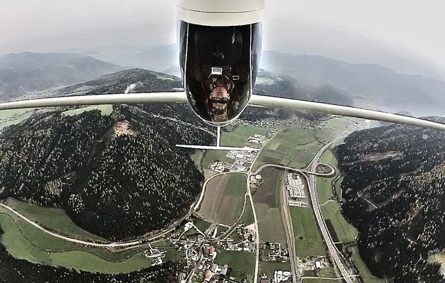Kunstflug mit der DG1001S, Pilot Clemes Weber, eigentlich das Schulflugzeug des Vereines | Foto: ASFC