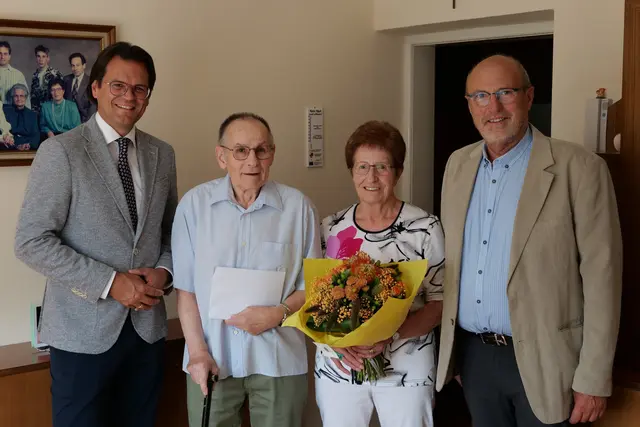 Bürgermeister Bernhard Heinl, Kurt und Elfriede Täubele sowie Gemeinderat Michael Vogler (v. l.). | Foto: marktgemeinde Michelhausen