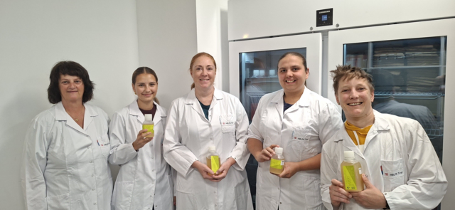 Mitarbeiterinnen HBLFA Tirol, Abteilung Kulturen mit flüssigen Graukäsekulturen in Flasche von links nach rechts: Martha Hauser, Paula Karasek, Stephanie Becker, Petra Klingler, Bernadett Gürtler | Foto: HBLFA