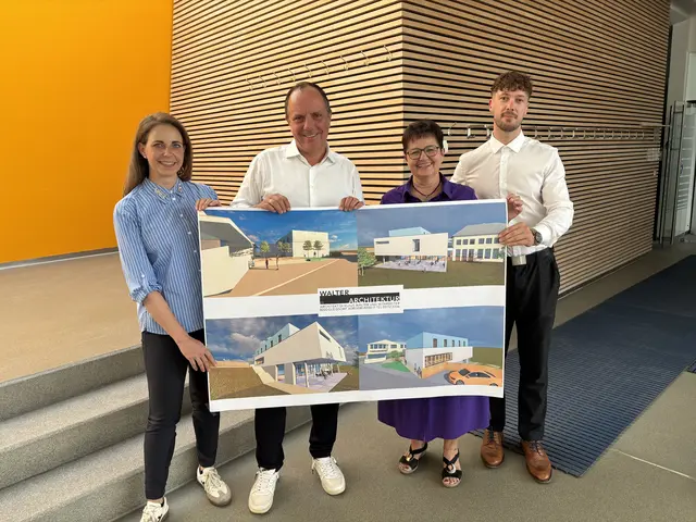 Mit den Plänen für den Um- und Zubau der Volksschule Labuch: die 1. Vizebürgermeisterin Katharina Schellnegger (Grüne), Bürgermeister Christoph Stark (ÖVP), Stadträtin Philippine Hierzer (ÖVP) und Jakob Schaller (v. l.), der für die ÖVP in den Gemeinderat einziehen wird. | Foto: MeinBezirk/Markus Kopcsandi