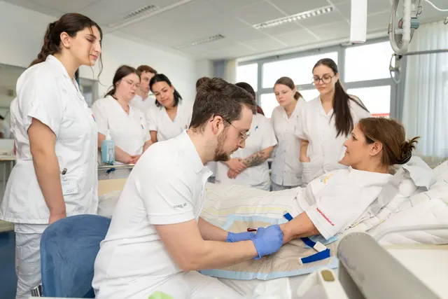 Am Donnerstag, 3. September, können sich Interessierte beim Infoabend in Vöcklabruck über die Ausbildung Pflegefachassistenz und dessen Karrierewege informieren. | Foto: OÖG