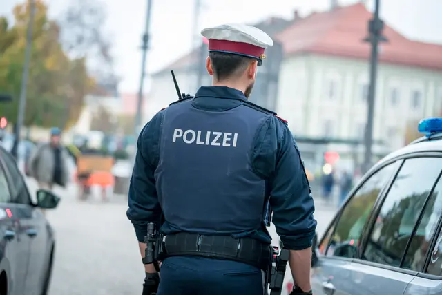 Beamte zogen einen verdächtigen Fahrer in der Stadt Salzburg aus dem Verkehr.  | Foto: Symbolbild Bernhard Knaus