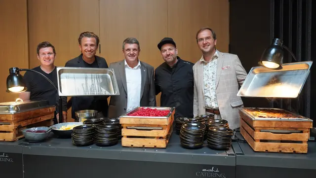 Bürgermeister Franz Jost und Stadtwerke Direktor Franz Friedl freuen sich auf die Zusammenarbeit mit "echt Genusshandarbeit". | Foto: Stadtgemeinde Fürstenfeld