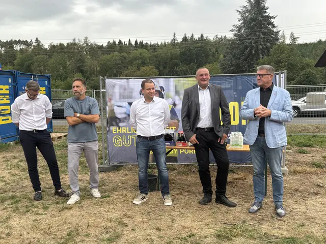 OSG-Geschäftsführer Alfred Kollar und Bürgermeister Manfred Schmidt gaben gemeinsam den Startschuss für die neuen Öko-Wohnungen in der Oberen Hauptstraße. | Foto: Rosenberger Victoria/MeinBezirk