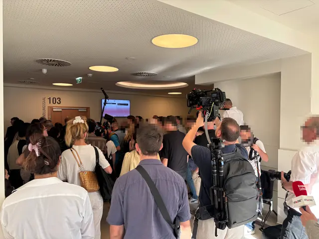 Großer Ansturm vorm Gerichtssaal.  | Foto: Ronja Reidinger/MeinBezirk