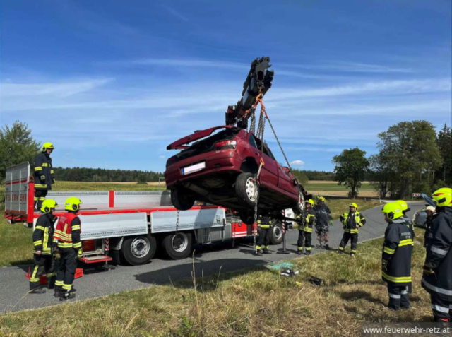 Der Pkw wurde vorsichtig aus dem Graben gehoben. | Foto: FF Retz