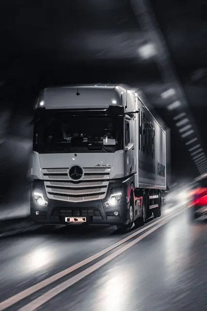 Der Klein-Lkw kippte am Zirlerberg um und kam quer über beide Fahrspuren zum Liegen. (Symbolbild) | Foto: pexels / Eddson Lens