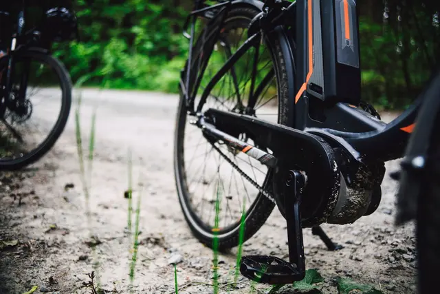 Ein 57-jähriger E-Bike-Fahrer stürzte bei Pertisau rund vier bis fünf Meter von einer Brücke in das Bachbett. (Symbolbild) | Foto: pexels / Markus Spiske