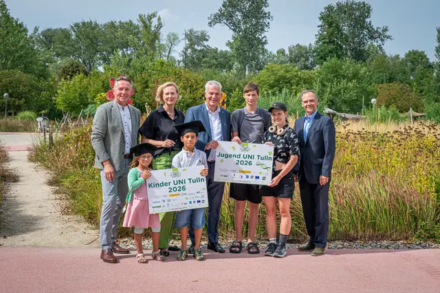 Vizebürgermeister der Stadtgemeinde Tulln Wolfgang Mayrhofer, Roswitha Wolf (Hochschule für Agrar- und Umweltpädagogik), Landesrat Anton Kasser und Peter Obricht (Leiter Abteilung Umwelt und Energiewirtschaft des Landes NÖ) mit den Kindern Lilia und Philip sowie den Jugendlichen Illia und Tamila | Foto: Natur im Garten“ / J. Ehn