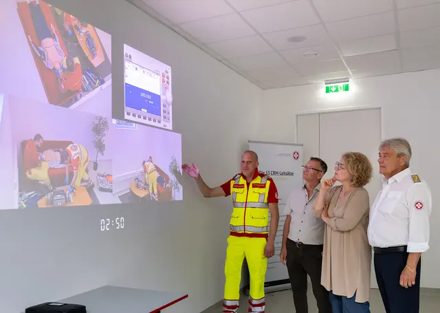 Harald Radschopf präsentiert den modernen Simulationsraum in der Landeszentrale des Samariterbundes Niederösterreich in Traismauer den Anwesenden Gerhard Pracher (Landesverband Samariterbund NÖ), Sozial-Landesrätin Christiane Teschl-Hofmeister und Präsident Hannes Sauer. | Foto: NLK Burchhart