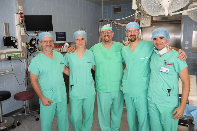 Internationale Expertise für innovative Beckenbodenchirurgie (v.l.n.r.): DGKP Andreas Landskorn; Assistenzärztin Dr. Katharina Salzberger; Prof. Dr. med. Frédéric Ris aus Genf; Oberarzt Dr. Balázs Stenczer; Primarius Ass.-Prof. Dr. med. Bálinth Balogh MHBA | Foto: Universitätsklinikum Wiener Neustadt-Hochegg