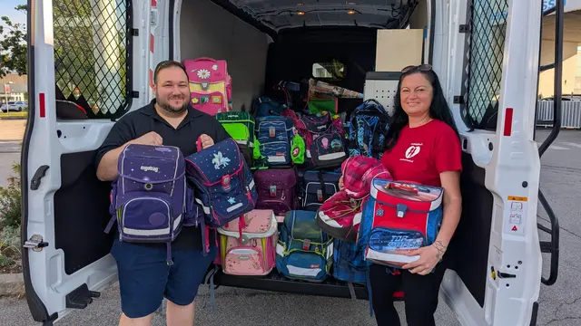 Geschäftsführerin der Kinderfreunde Steyr-Kirchdorf Sandra Mayrhofer und Bernhard Steininger vom ASZ Steyr, freuen sich über das soziale Engagement der Bevölkerung.  | Foto: Kinderfreunde Steyr-Kirchdorf