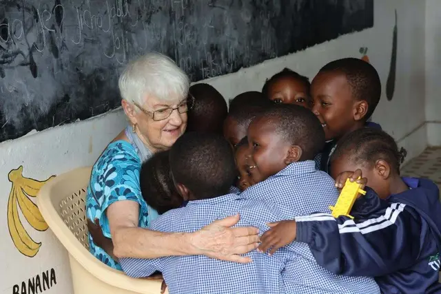 Im Juli reiste Edeltraud erstmals nach Kilifi und konnte die Kinder endlich in die Arme schließen. | Foto: Harambee