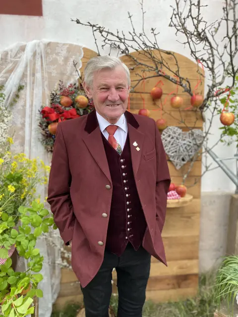 Hans Köstinger, Obmann des Vereins "Mostbarkeiten", erklärt die Auswirkungen von Hitze und Trockenheit auf die heurige Obsternte. Die Notreife sei ein natürlicher Vorgang. | Foto: Privat