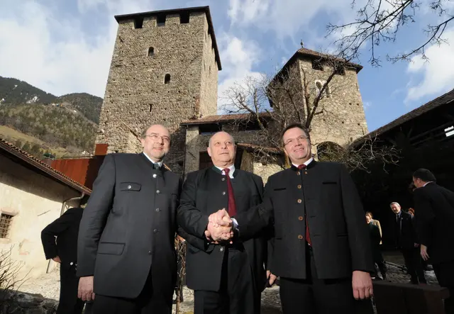 Bei der konstituierenden Sitzung der Euregio Tirol-Südtirol-Trentino am 13. Oktober 2011 auf Schloss Tirol besiegelten die damaligen Landeshauptleute Lorenzo Dellai (Trentino), Luis Durnwalder (Südtirol) und Günther Platter (Tirol) mit ihrem Handschlag die grenzüberschreitende Zusammenarbeit der drei Länder. | Foto: Andreas Fischer