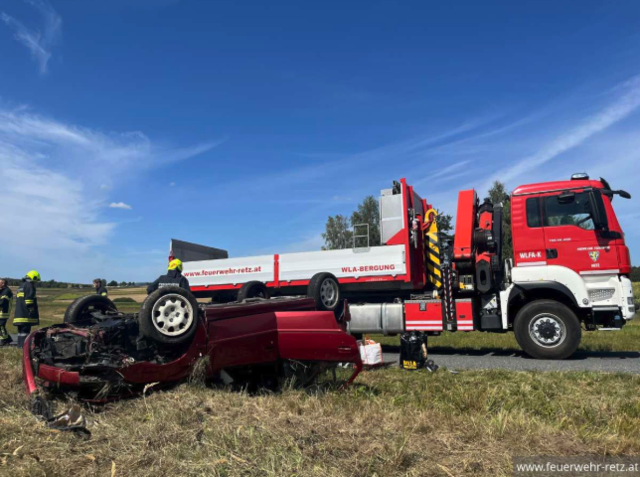 Ein Pkw war von der Fahrbahn abgekommen und in einem Graben gelandet. | Foto: FF Retz