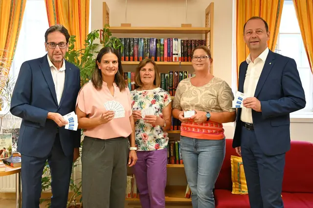 Bei der Übergabe waren Vorstandsdirektor Helmut Scheidl, Stadträtin Evelyn Schmidt, die beiden Mitarbeiterinnen der Bücherei sowie Vorstanddirektor Manfred Hofbauer dabei. | Foto: Langstadlinger / Stadtgemeinde Horn
