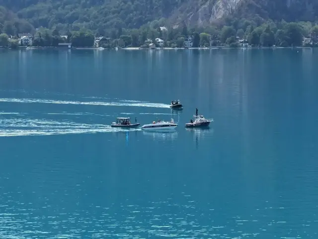 Suchaktion nach dem Kleinflugzeug im Attersee. | Foto: fotokerschi.at/Matthias Kaltenleitner