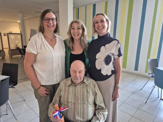 Bild: V. l. n. r.: Stadträtin Genovefa Scheibenreiter, Dir. Gabriela Galeta, Stadträtin Sandra Bauer und Jubilar Friedrich Renz. | Foto: GM Hainfeld