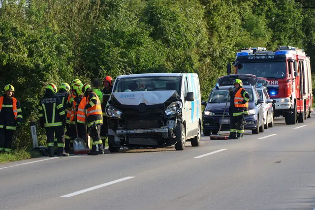 Der Transporter fuhr auf einen Pritschenwagen auf. | Foto: laumat.at/Matthias Lauber