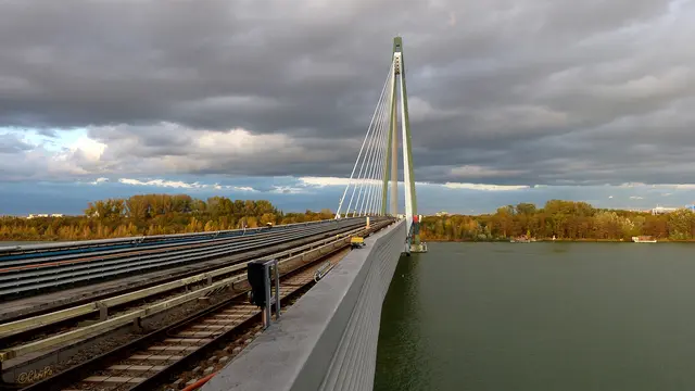 Die Donaustadtbrücke sorgt dafür, dass die U2 über die Donau gelangt. | Foto: Christa Posch