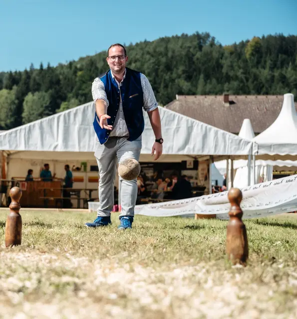 Roland Gallor betreibt die Kegelbahn am Bleiburger Wiesenmarkt.  | Foto: privat