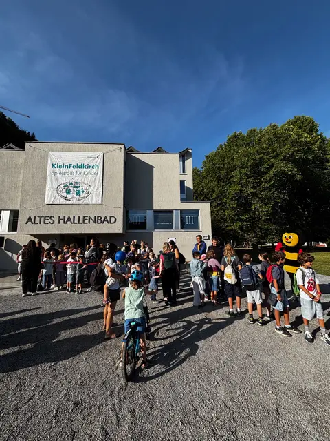 8.55 Uhr, Montag Morgen: 250 Kinder starten für drei Wochen in ihre eigene Stadt KleinFeldkirch. | Foto: Isabelle Cerha