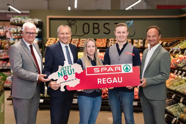 Marcus Wild (l.), Vorstand Immobilien und neue Geschäfte, Paul Bacher (2. v. l.), Geschäftsführer SPAR Oberösterreich, und Bürgermeister Peter Harringer (r.) freuen sich gemeinsam mit Marktleiter Christoph Bauer und Stellvertreterin Nicole Proll über die Eröffnung des SPAR-Supermarktes in Regau. | Foto: Spar