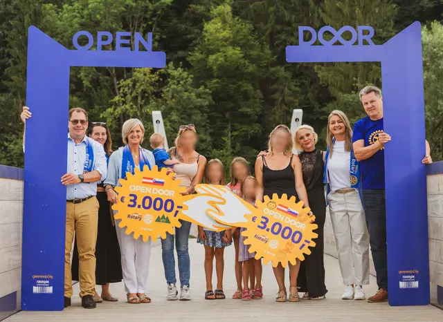 Das Rotary-Team mit Präsident Andreas Neussl, Alexandra Kofler, Astrid Holler, die beiden Mütter mit ihren Kindern, "Drustvo Pomagajmo Slovenskim Ostrokuom"-Koordinatorin Ksenija Fleisinger, Mastermind und "Open door"-Initiatorin Tina Peršuh und Gründungspräsident Volkmar Pötsch bei der sehr emotionalen Übergabe. | Foto: Sandi Kelc