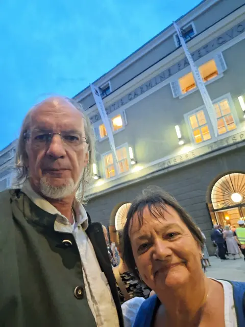 Edith Palisek-Zach und Paul Palisek vor dem Grossen Festspielhaus | Foto: privat