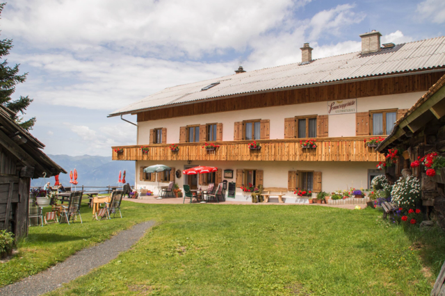 Die Sommereggerhütte empfängt Wandernde beim Tschiernock Höhenrundwanderweg. | Foto: Sommereggerhütte