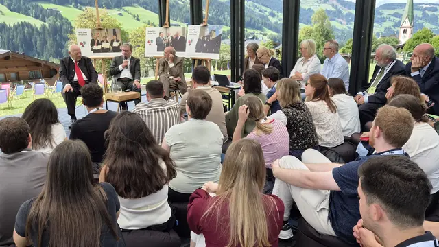 Drei Länder, drei ehemalige Landeshauptleute, eine Euregio: Luis Durnwalder (Südtirol), Günther Platter (Tirol) und Lorenzo Dellai (Trentino) blickten bei den Euregio-Days in Alpbach auf die Anfänge der Europaregion Tirol-Südtirol-Trentino zurück und zogen Bilanz über 15 Jahre grenzüberschreitende Zusammenarbeit. | Foto: Armin Gluderer/Euregio