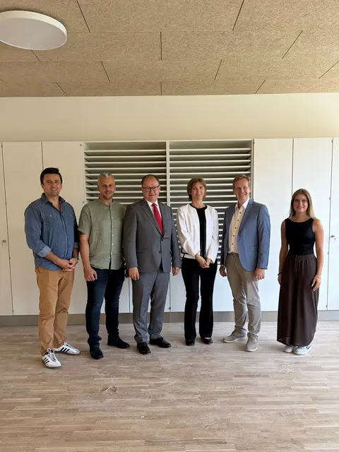 Stipo Luketina (1. Vizebürgermeister), Rijad Hasanovic (städtischer Projektkoordinator), LR Martin Winkler, Amtsleiterin Astrid Ruess-Prager, Bürgermeister Markus Ringhofer, Carolina Pöhli (Mitarbeiterin Stadtamt Kirchdorf). | Foto: SPOÖ