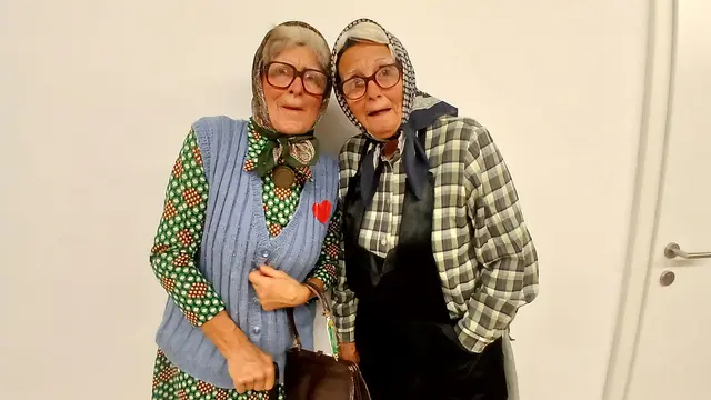 Rosi und Margret tratschen sich die Seele aus dem Bauch. | Foto: Josef Hofmüller