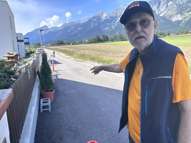 Anrainer Thomas Mair zeigt auf die Einfahrt seines Hauses, in der regelmäßig Fahrzeuge wenden. Durch die fehlende Wendemöglichkeit und die abgestellten Fahrzeuge fühlt er sich in seiner Zufahrt und Nachtruhe beeinträchtigt. | Foto: Kendlbacher