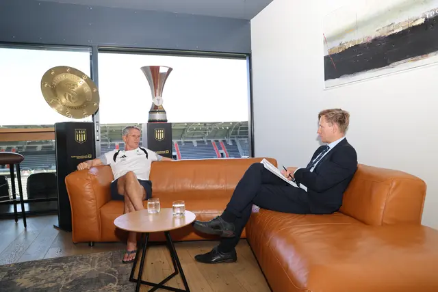LASK-Trainer Didi Kühbauer beim Interview in der Raiffeisen Arena mit MeinBezirk-Chefredakteur Thomas Winkler über die anderen Champions League-Teilnehmer: "Bei Real Madrid verdienen manche Spieler mehr, als wir Budget haben, da verliert ein Spieler beim Gehen das Geld, das wir nicht mal verdienen." | Foto: MeinBezirk/Benjamin Reischl