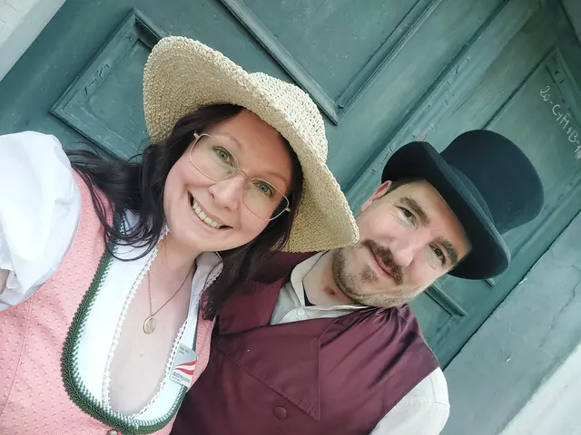 Silvia Leitner-Trinkl und ihr Mann Stefan Trinkl vor der alten Post in St. Michael im Lungau, wo man mit ihnen durch die Zeit reisen kann. | Foto: Silvia Leitner-Trinkl