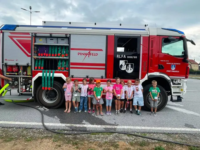 Die Kinder waren auch bei der Feuerwehr zu Gast. | Foto: Adrian Kubat