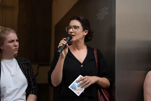 Kuratorin Anna Valentina Ennemoser hofft, dass eine kontinuierliche Erinnerungskultur den Boden für eine gewaltfreie Zukunft ebnen könne.  | Foto: Sade Jerabek/MeinBezirk