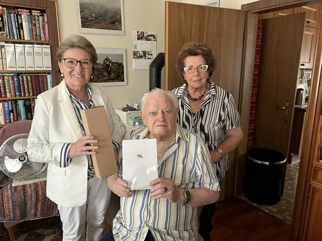 Friedrich Kornfehl (Mitte) freute sich über Gratulationen zum 90er. | Foto: Stadt Wiener Neustadt/Weller