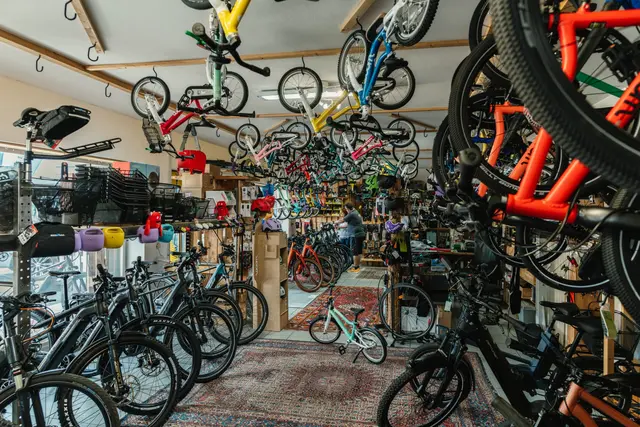 Die Kinderfahrräder hängen von der Decke. | Foto: Bernd Grosseck