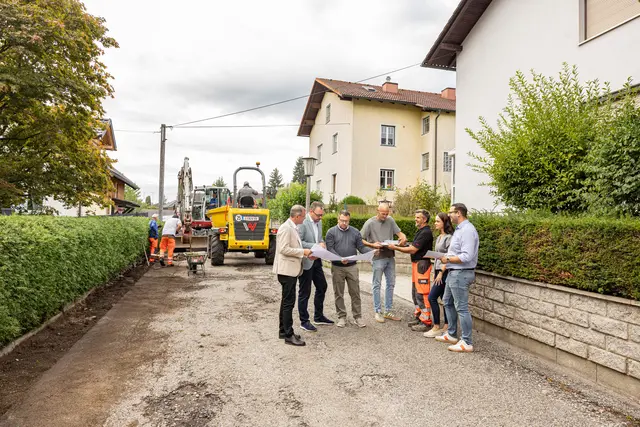 Vertreter von Stadtgemeine, Strabag und Planungsbüro Hipi beim Vor-Ort-Termin in der Fosselstraße. | Foto: Julia Haase/Stadtamt Ried